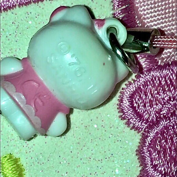 HELLO KITTY MINI PHONE CHARM - Picture 2 of 4